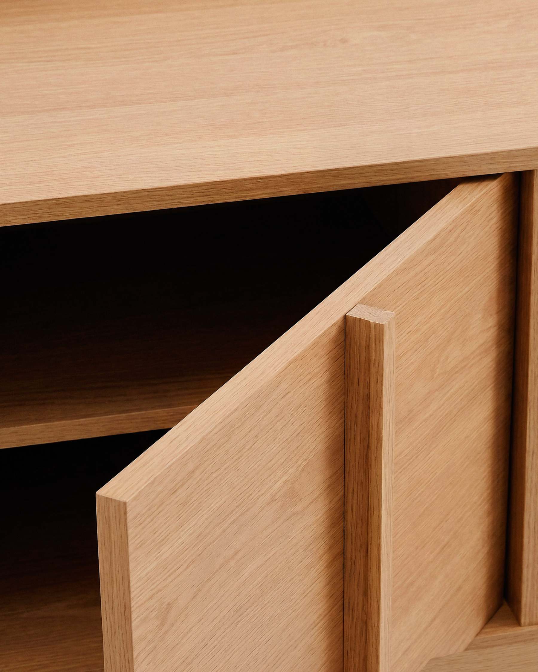 Onix TV stand with an oak veneer